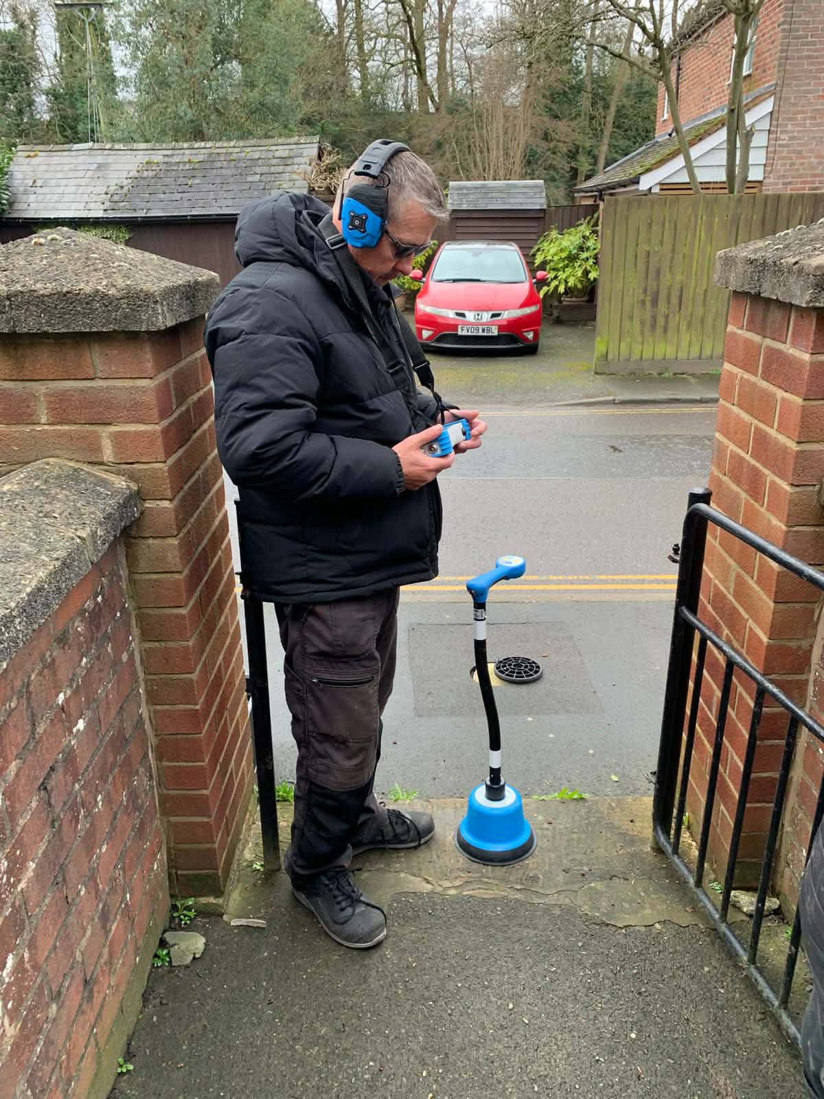 Member of the MetroRod team using the SebaKMT HL7000