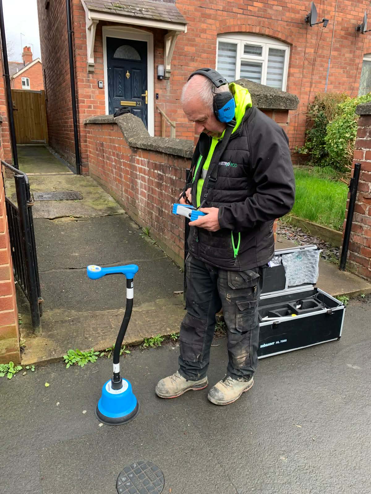 Member of the MetroRod team using the SebaKMT HL7000