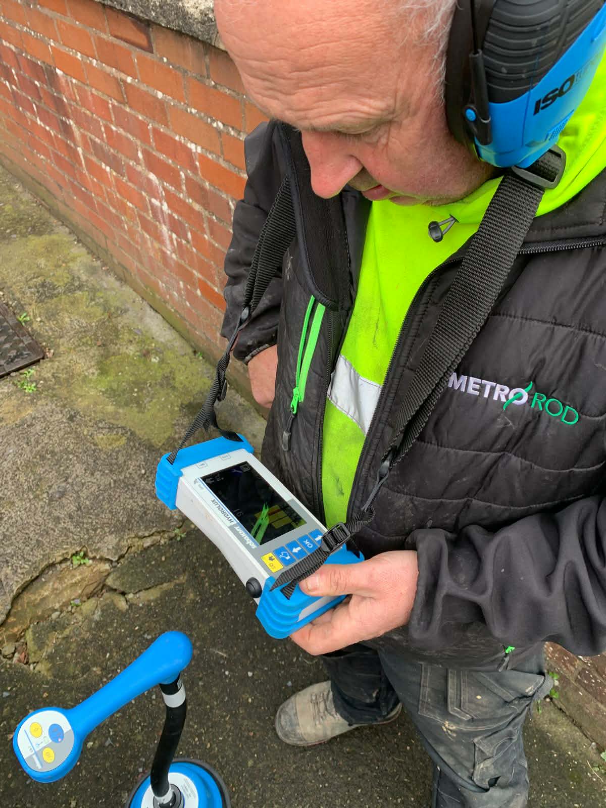 Member of the Metrorod team using the SebaKMT HL7000 display unit